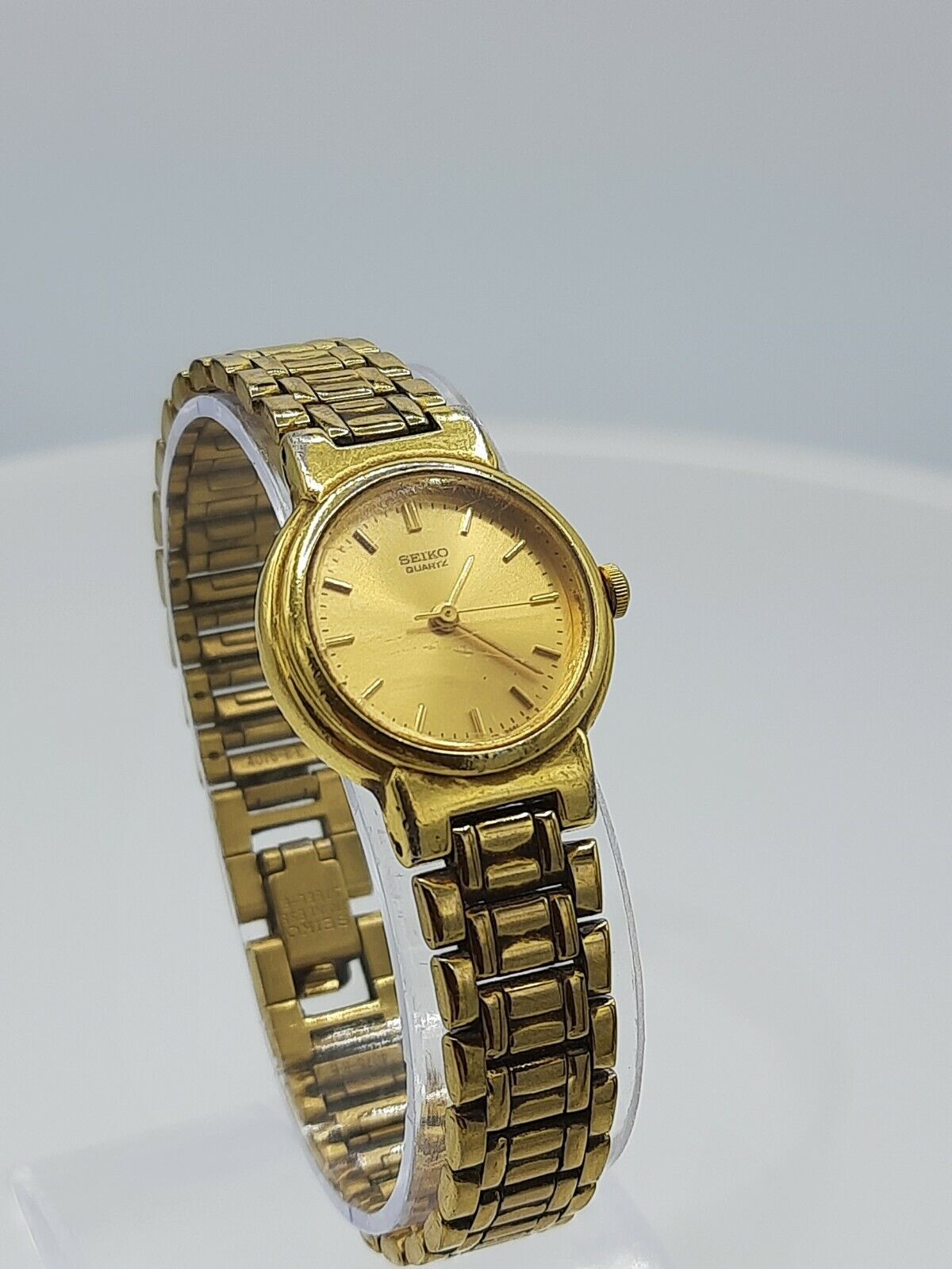 Seiko V401-0671 ladies watch stainless steel gold look V401-0671 analog 3 ATM